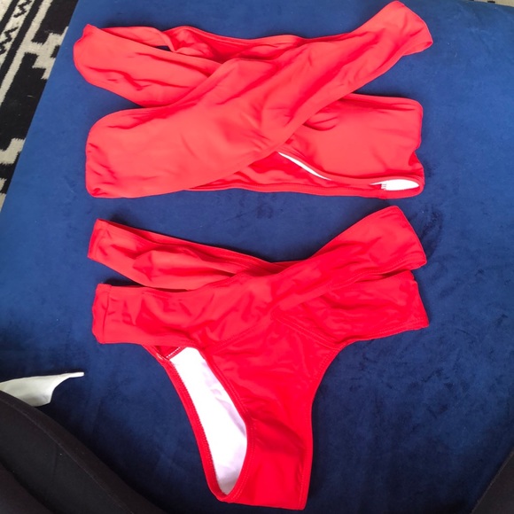 Red bikini - Picture 2 of 6